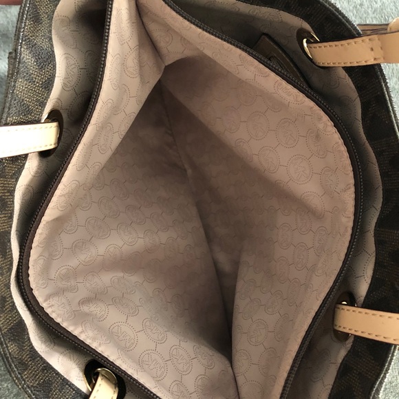 Michael Kors Tote with matching full zip wallet - Picture 3 of 11